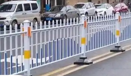 Thành Phố đô thị sóng <span>guardrail</span> với đánh dấu phản chiếu