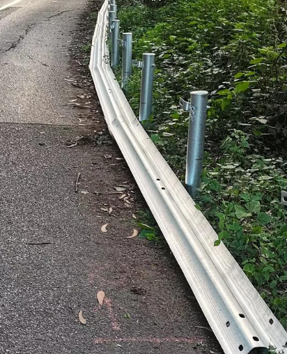 山のカーブ強化段ボールガードレール