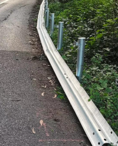 山のカーブ強化段ボールガードレール