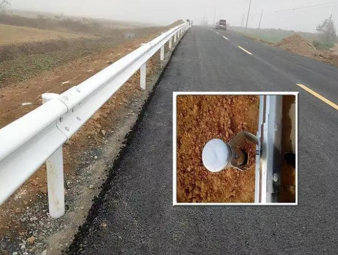 山のカーブ強化段ボールガードレール