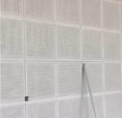 Jala Berlubang Akustik Serat Poliester untuk Pengurang Kebisingan Dalam Ruangan