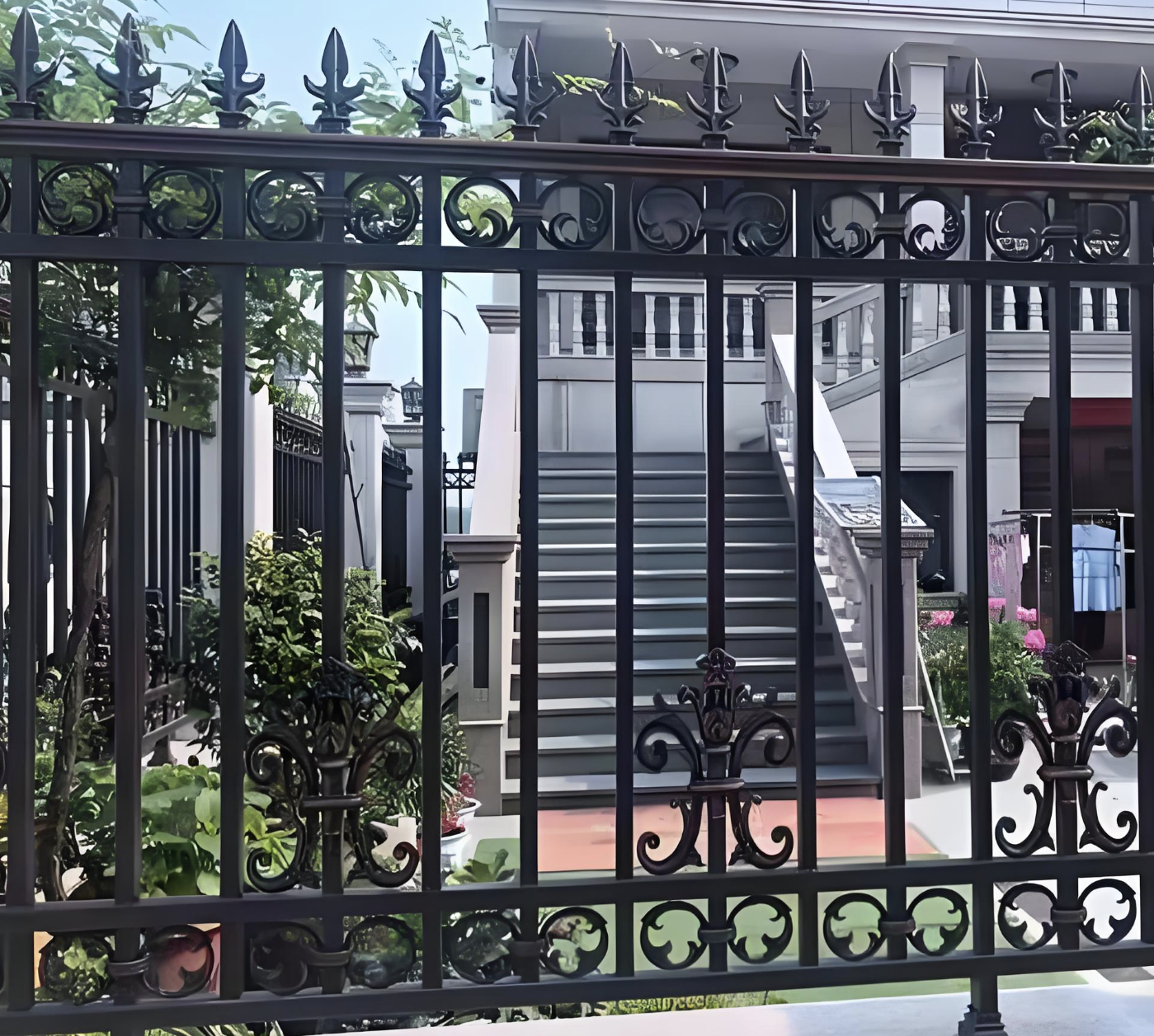 Pagar Besi Halaman Vila Antik