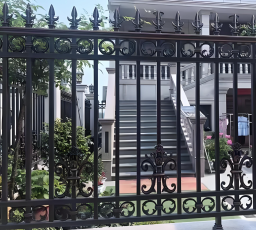 Biệt thự cổ Điển Sân sắt hàng rào