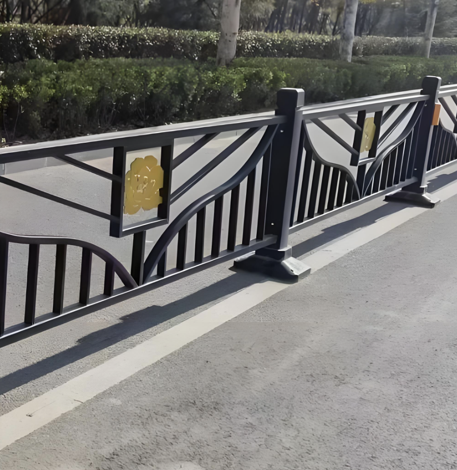 Pagar Besi Isolasi Lalu Lintas Jalan Kota