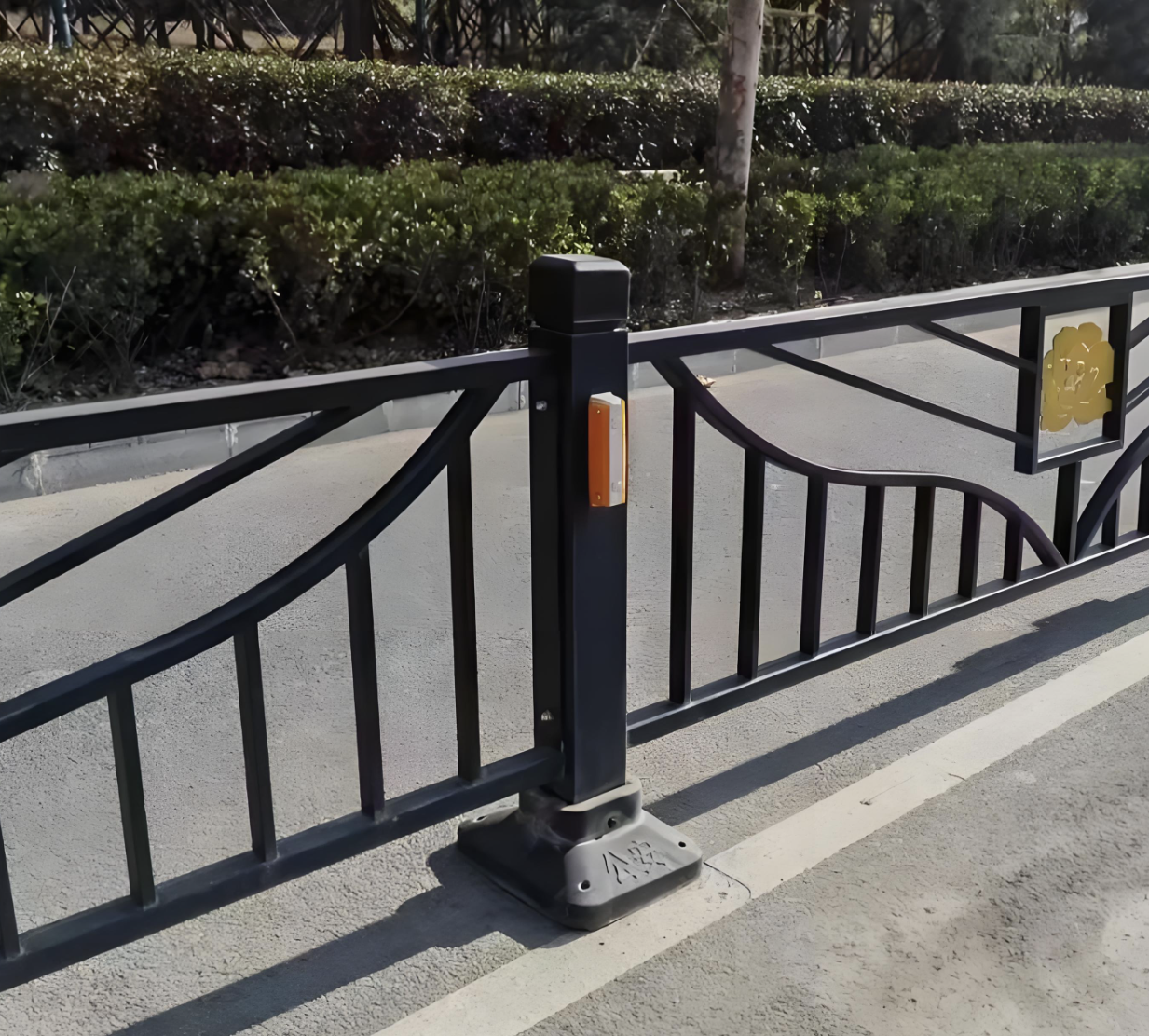 Pagar Besi Isolasi Lalu Lintas Jalan Kota