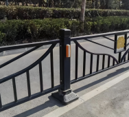 Pagar Besi Isolasi Lalu Lintas Jalan Kota