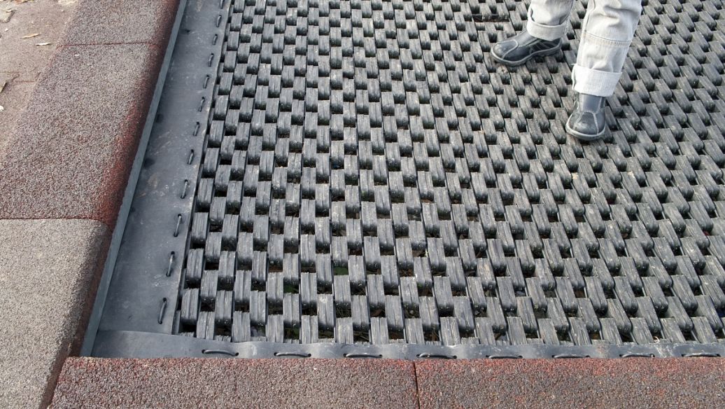 Ruji Baja Anti Selip Bergigi