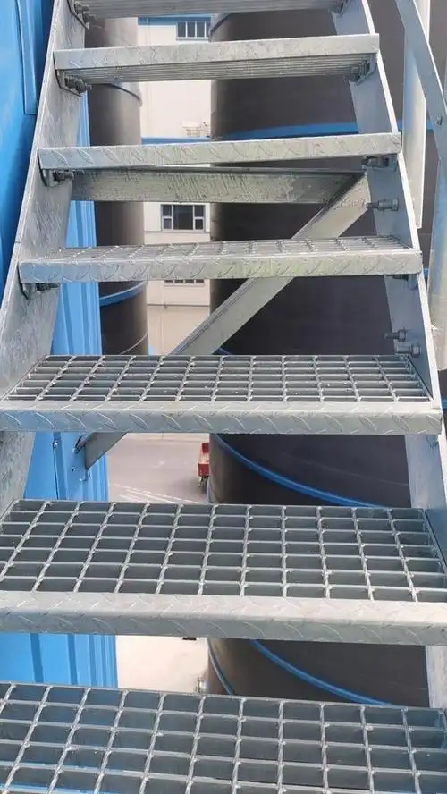 Tapak Tangga Kisi Baja Bergerigi