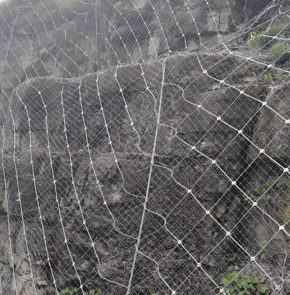 ตาข่ายป้องกันความลาดชันการเชื่อมโยงโซ่ที่ใช้งานอยู่