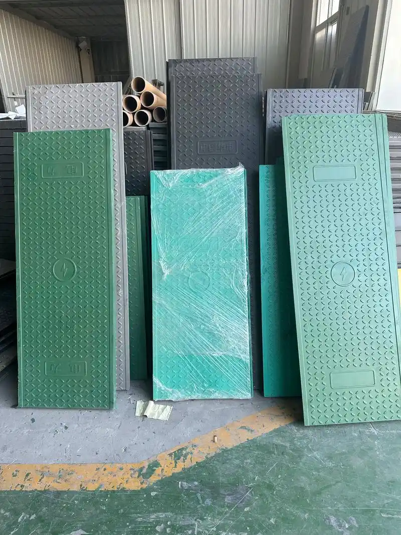 Couvercle de tranchée de câble intelligent intégré solaire