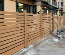 Pagar Kayu Komposit Villa Grafiti