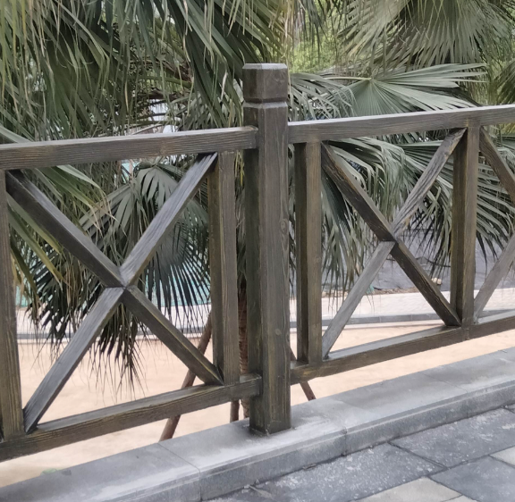 รั้วไม้เทียมถนนพาณิชย์