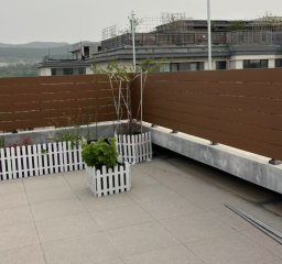 Pagar Kayu Imitasi untuk Balkon & Teras