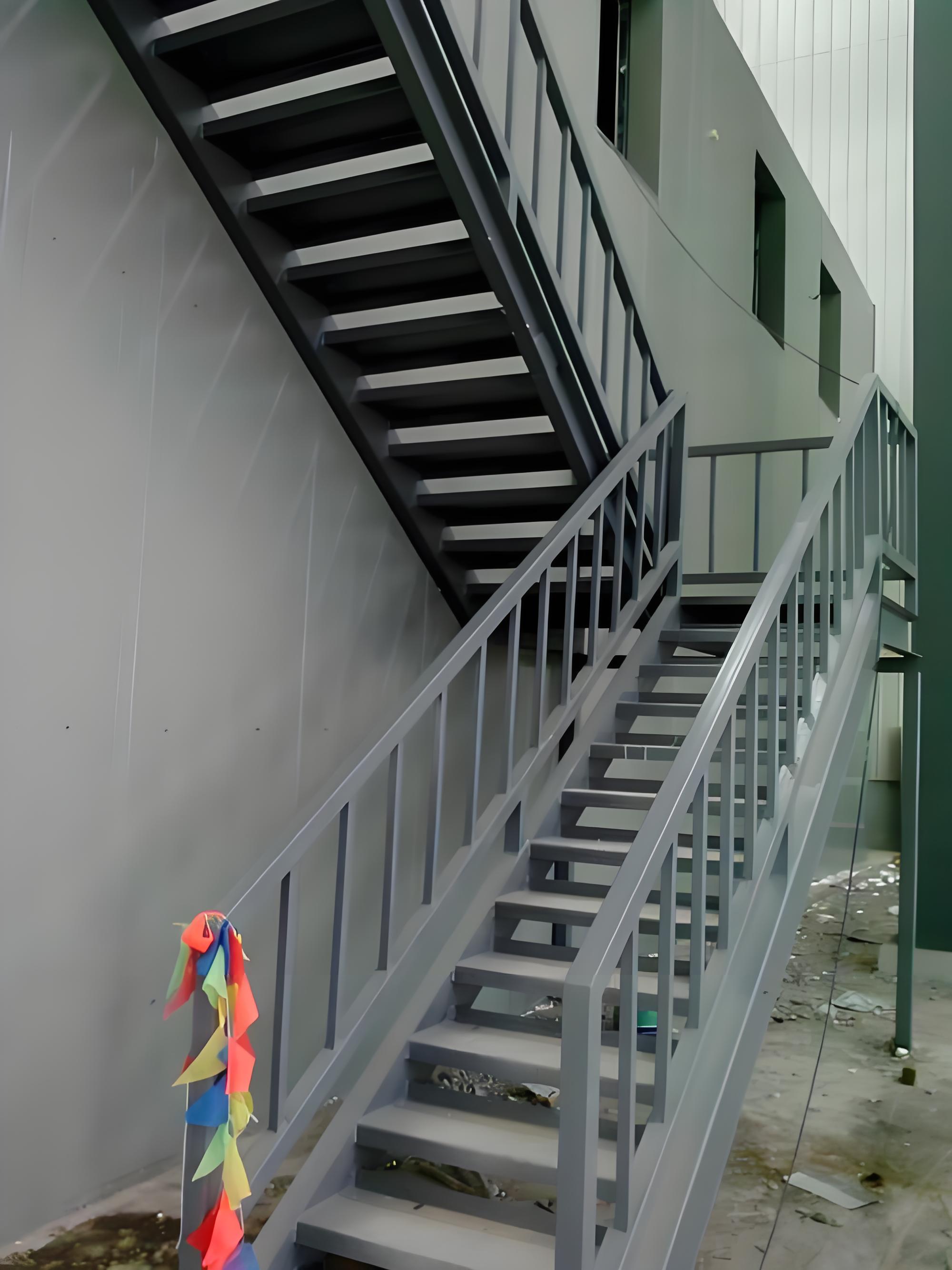 Bandes de roulement d'escalier antidérapantes en acier galvanisé