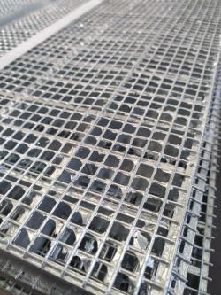 Lưới thép răng cưa chống trượt cho đường dốc và sàn nhà xưởng