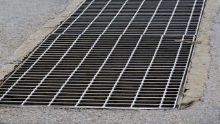 ตะแกรงเหล็กช่องระบายน้ำ