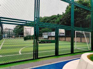 Clôture de périmètre de terrain de soccer scolaire standard