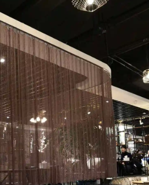 Rideau métallique réglable à transmission lumineuse