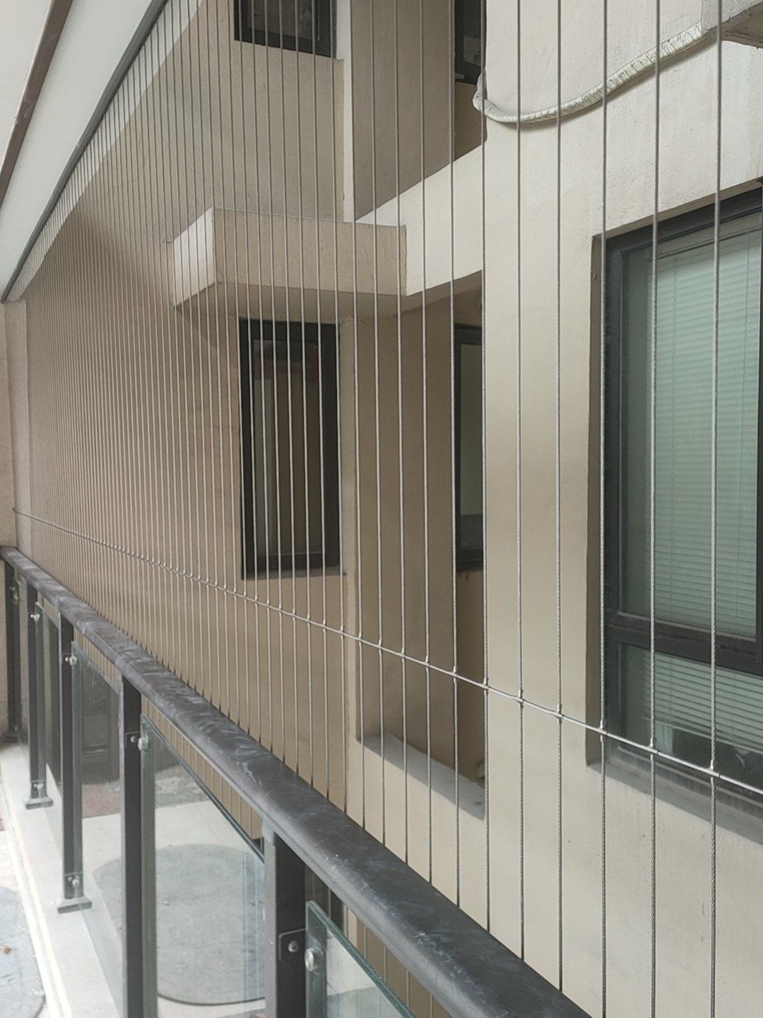 หน้าต่างเบย์ที่ปลอดภัยสำหรับเด็กตาข่ายป้องกันที่มองไม่เห็นพร้อมล็อคเด็กแม่เหล็ก