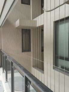 หน้าต่างเบย์ที่ปลอดภัยสำหรับเด็กตาข่ายป้องกันที่มองไม่เห็นพร้อมล็อคเด็กแม่เหล็ก