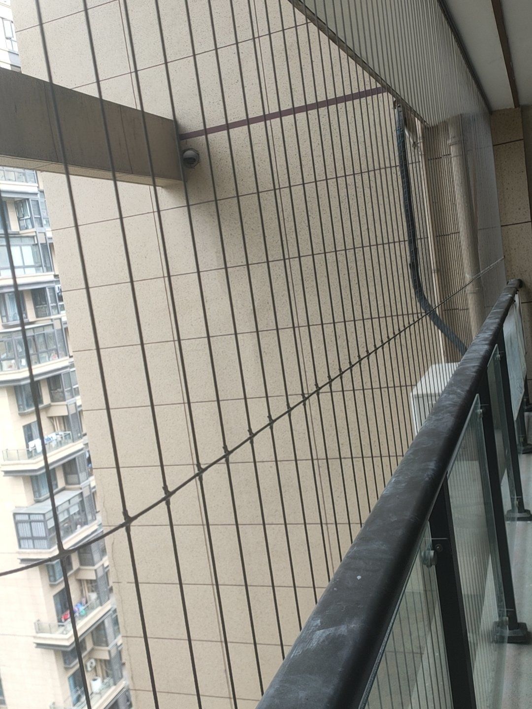 หน้าต่างเบย์ที่ปลอดภัยสำหรับเด็กตาข่ายป้องกันที่มองไม่เห็นพร้อมล็อคเด็กแม่เหล็ก