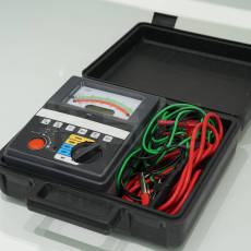 Instrument de surveillance d'isolation en ligne haute tension fixe