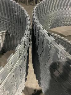 สถานีไฟฟ้าโซลาร์เซลล์ลวดมีดโกนพิเศษ