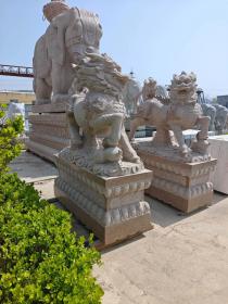 Plateforme de base pour sculpture paysagère en granit