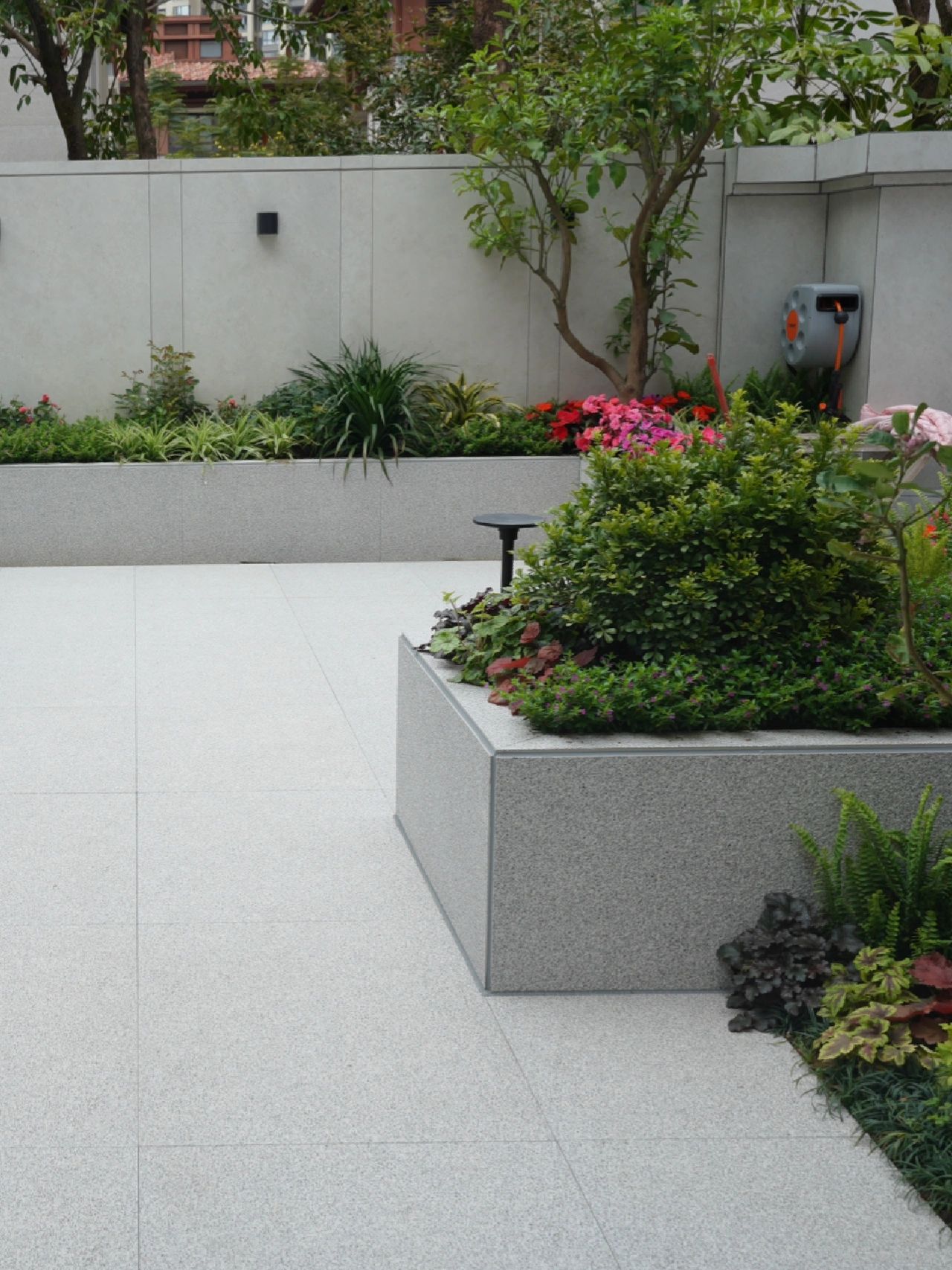 グラナイトヴィラ中庭プラットフォーム