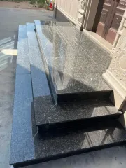 Plateforme de marches carrées en granit