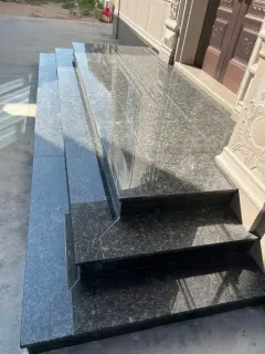 Plateforme de marches carrées en granit