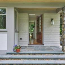 Plateforme d'accueil à l'entrée en granit