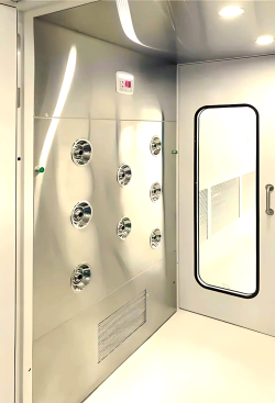 Cabine de douche à air pour désinfection de la chaîne du froid