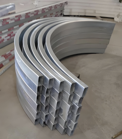 Barre <span>plate</span> en <span>aluminium</span> sur mesure pré-courbée (pour constructions spéciales)