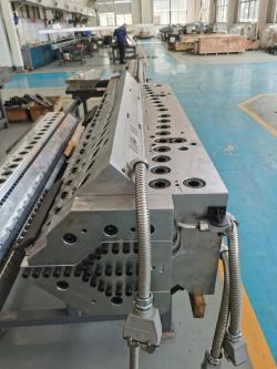 Matrice de co-extrusion pour panneaux composites