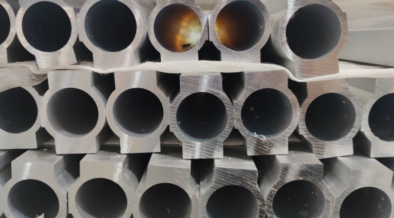 Matrice d'extrusion pour profilés en alliage d'aluminium 6061