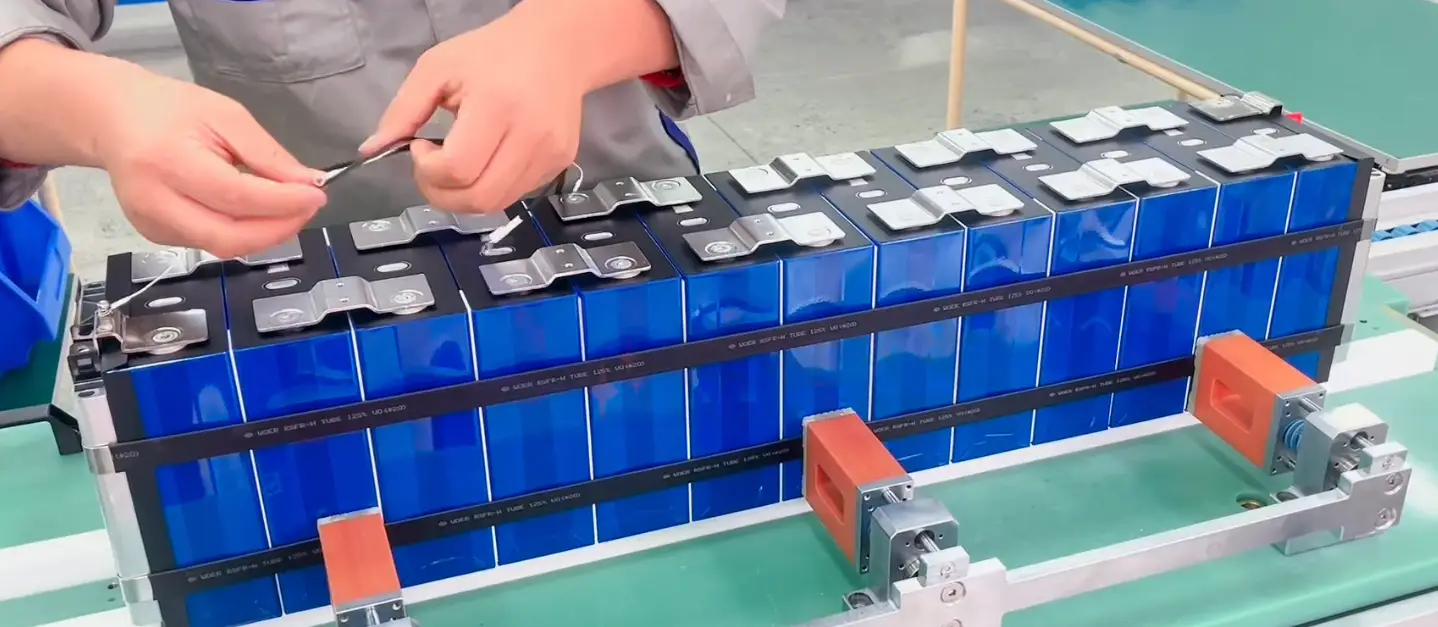 Moule d'extrusion pour boîtier de batterie à énergie nouvelle