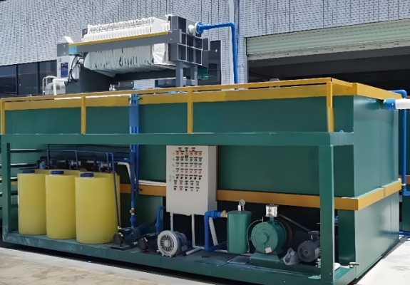 Équipement industriel de traitement des eaux usées par électrolyse