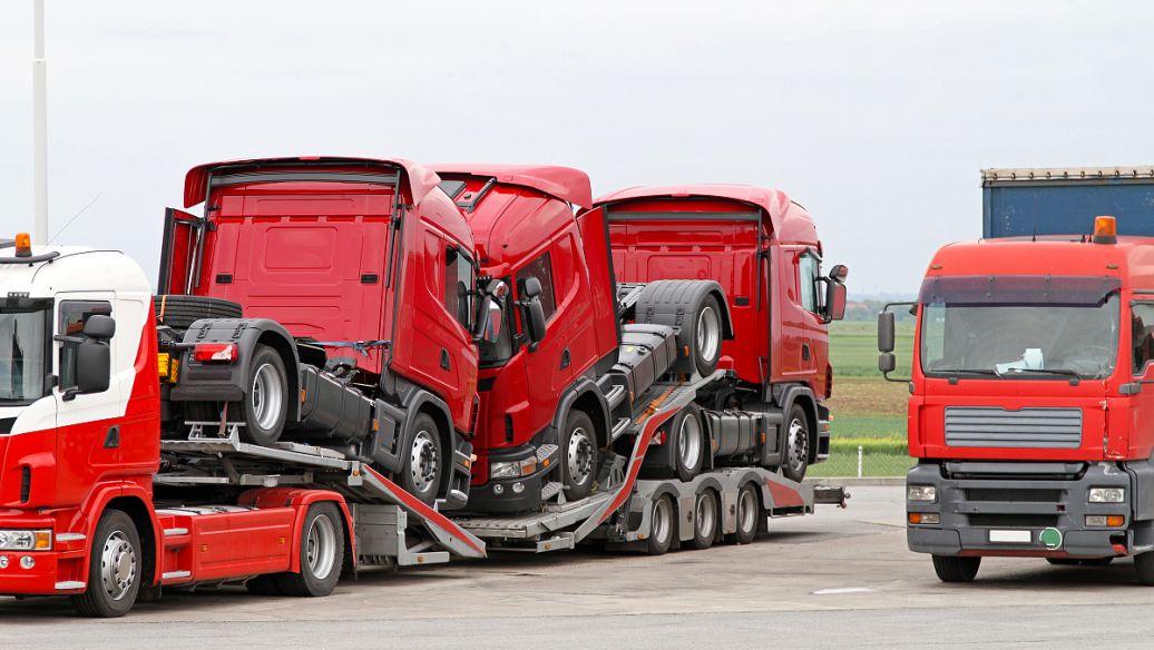 Tracteur hydraulique de remorquage pour l'installation photovoltaïque