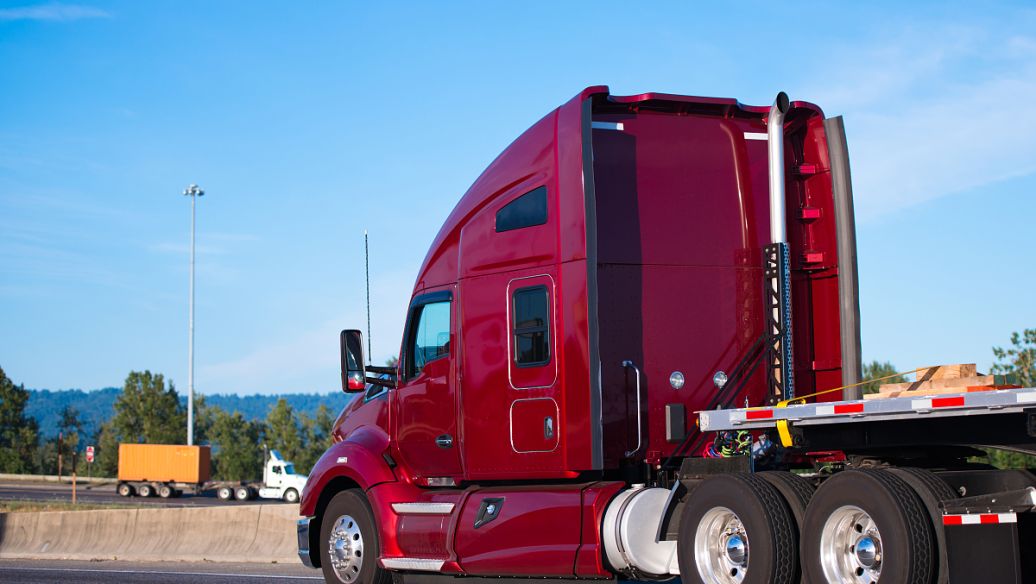 Tracteur hydraulique de remorquage pour l'installation photovoltaïque