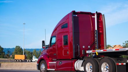 Tracteur hydraulique de remorquage pour l'installation photovoltaïque