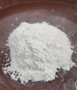 Adsorbant pour métaux lourds au <span>carbonate</span> basique de zinc destiné au traitement de l'eau