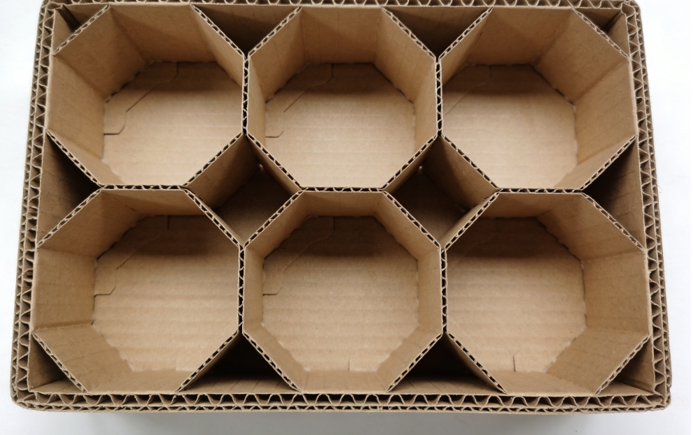 แทรกกระดาษผนังผึ้งตัดด้วยแม่พิมพ์ตามคำสั่ง