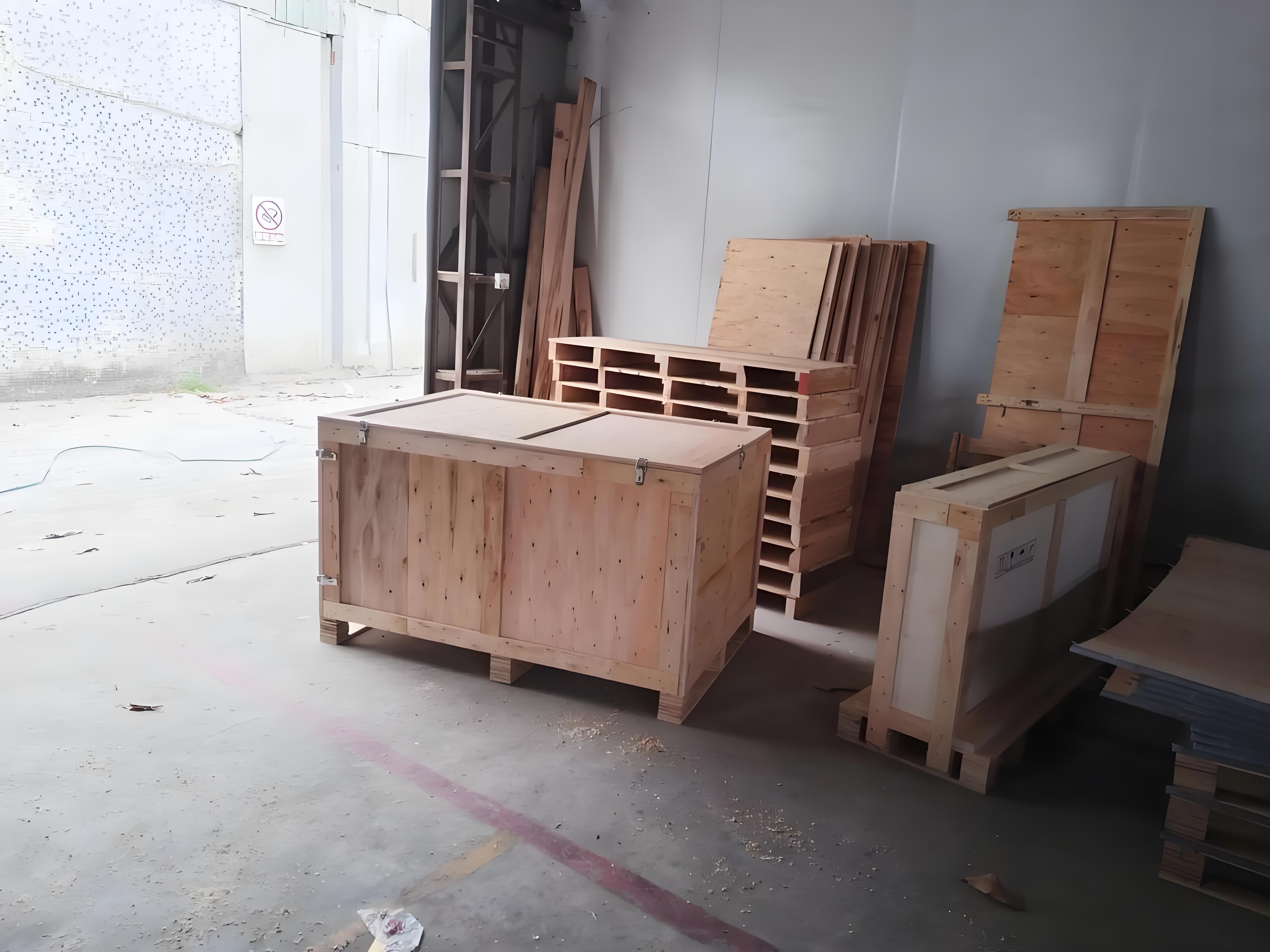 กล่องไม้บรรจุสินค้าที่เสริมเหล็กแบนและผ่านการฆ่าเชื้อโรค สำหรับอุปกรณ์อุตสาหกรรม