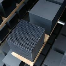 ถ่านกัมมันต์กระดุมสี่เหลี่ยมเพื่อกำจัดกลิ่นแบตเตอรี่แพ็คยานพาหนะพลังงานใหม่