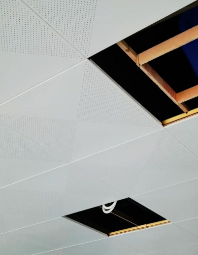 Plaque de revêtement en aluminium à fixation cachée pour plafond