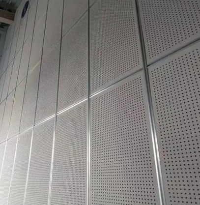 แผ่นพีซีอลูมิเนียมดูดเสียงที่มีรูเจาะ