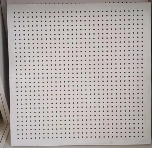 แผ่นพีซีอลูมิเนียมดูดเสียงที่มีรูเจาะ