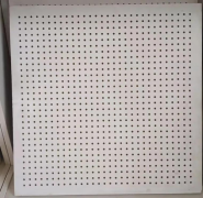 แผ่นพีซีอลูมิเนียมดูดเสียงที่มีรูเจาะ