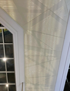 แผนอลูมิเนียมเพดานภายในที่มีรูเจาะ